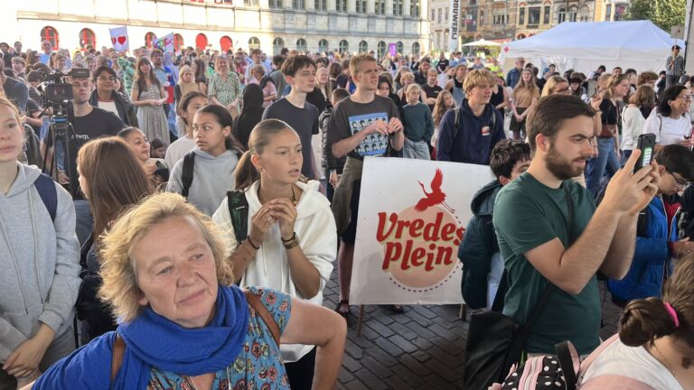 Gentse jongeren toveren stadshal om tot vredesplein