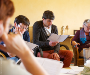 een groep van 4 mensen is aan het samen lezen