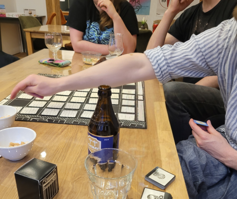 een groep mensen speel samen een bordspel tijdens een spellencafé in Diest