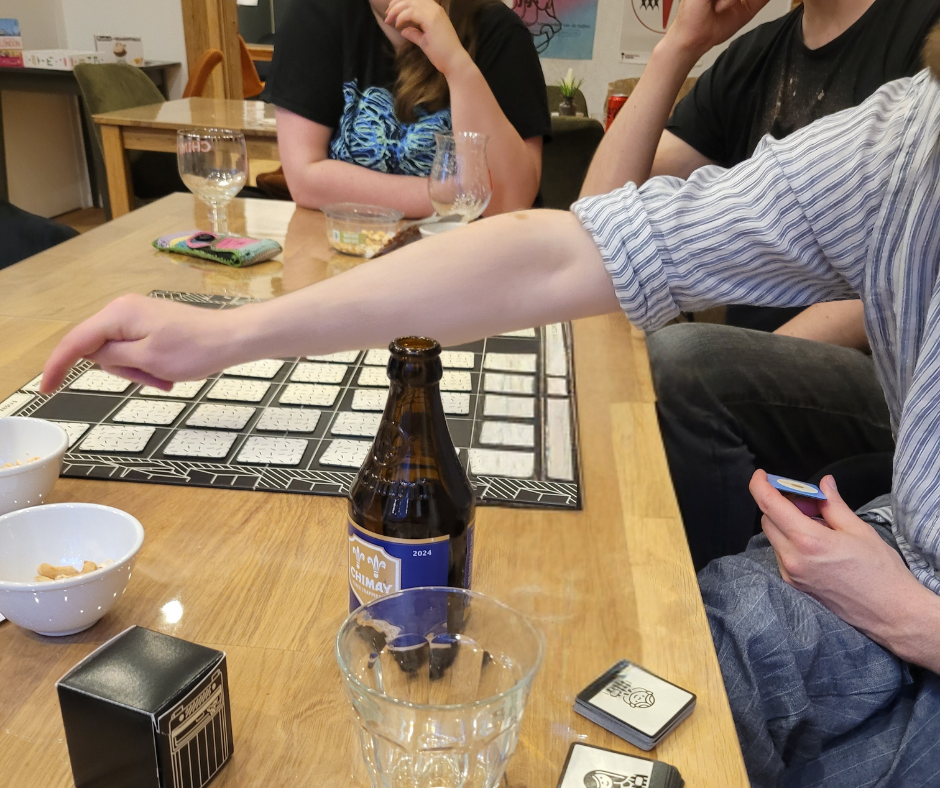 een groep mensen speel samen een bordspel tijdens een spellencafé in Diest