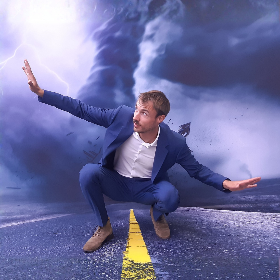Bram Verbruggen staat midden op een weg met een donkere lucht en een tornado op de achtergrond