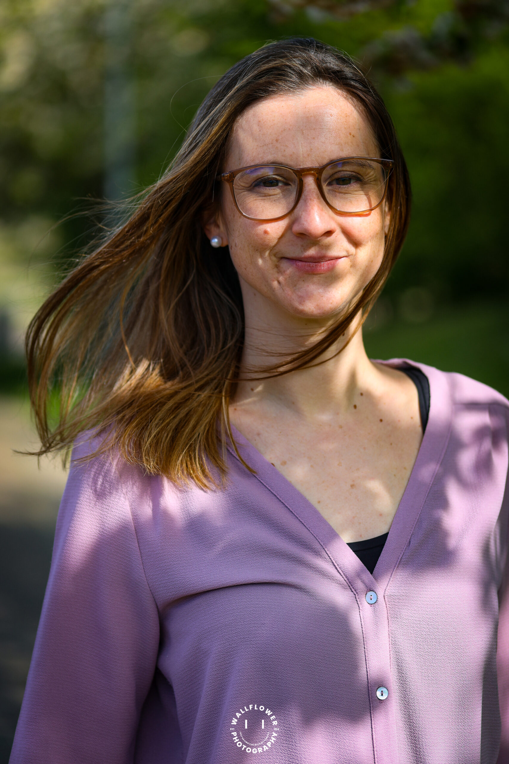 Gerontoloog Charlotte Brys kijkt recht de camera en lacht vriendelijk. Ze draagt een bril en heeft schouderlang en lichtbruin haar.