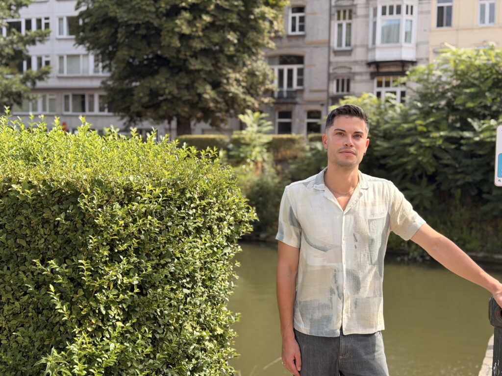 “Je voelt dat jongeren online voorbereid worden op een vijand die er niet is” 
