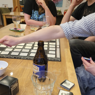 een groep mensen speel samen een bordspel tijdens een spellencafé in Diest